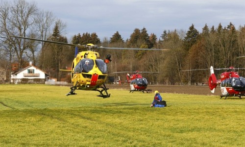 Các trực thăng cứu hộ tụ tập gần Bad Aibling. Ảnh: Reuters 