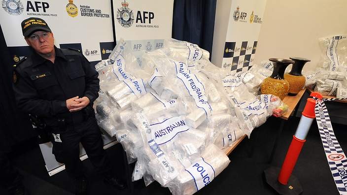 Cảnh sát Úc công bố tang vật vụ án trong cuộc họp báo 15/2. (Ảnh: SBS)