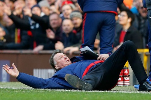 Van Gaal biểu diễn đầy cảm xúc. Ảnh: Reuters. 