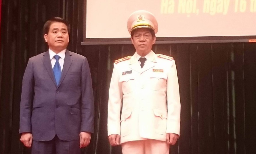 Ông Nguyễn Đức Chung (trái) và thiếu tướng Đoàn Duy Khương tại lễ công bố quyết định.