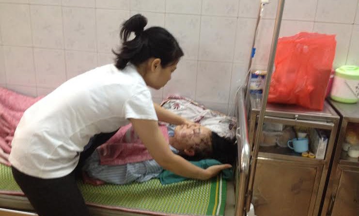 Nạn nhân Nguyễn Thị Thu Hằng được người nhà chăm sóc tại bệnh viện đa khoa Hà Đông