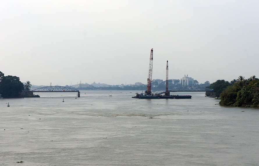 Cặp cẩu nổi 500 tấn và 150 tấn thi công cầu Bình Khánh vào vị trí, phục vụ công tác trục vớt cầu Ghềnh