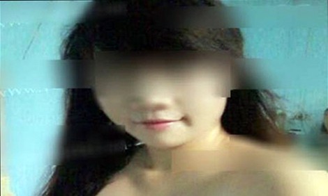 Do lầm tưởng chủ tài khoản “Mai Anh” là nữ nên em T. đã đồng ý và tự chụp hình khỏa thân của mình để trao đổi với Bùi Hữu Trung. 