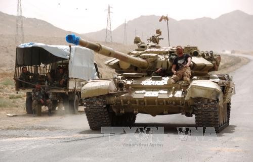 Binh sĩ Syria làm nhiệm vụ tại khu vực ngoại ô Palmyra ngày 25/3. Ảnh: AFP/TTXVN