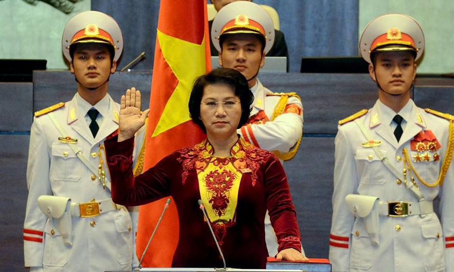 Tân Chủ tịch Quốc hội Nguyễn Thị Kim Ngân thực hiện nghi lễ tuyên thệ nhậm chức trước Quốc hội. Ảnh: Như Ý 