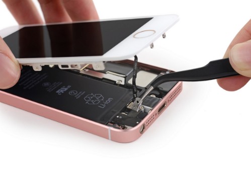 Apple thêm một số vòng cao su bảo vệ cho các linh kiện trên iPhone SE. Ảnh: iFixit.