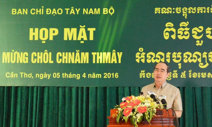 Ủy viên Bộ Chính trị, Chủ tịch Ủy ban Trung ương MTTQ Việt Nam Nguyễn Thiện Nhân chúc đồng bào Khmer đón Tết cổ truyền vui tươi và hạnh phúc. 