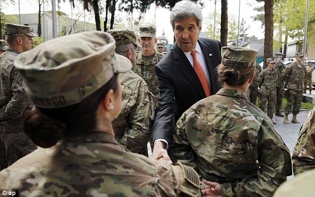 Ngoại trưởng Mỹ John Kerry trong chuyến thăm và làm việc tại Kabul hôm 9/4. (Ảnh: AP) 