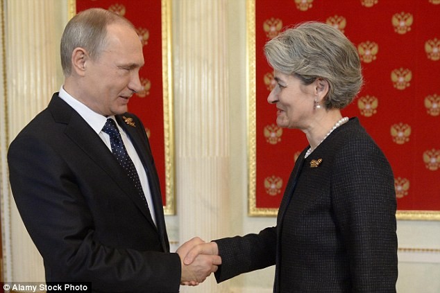 Bà Irina Bokova và Tỏng thống Nga Vladimir Putin trong một cuộc tiếp xúc tại ĐIện Kremlin. (Ảnh: Alamy)