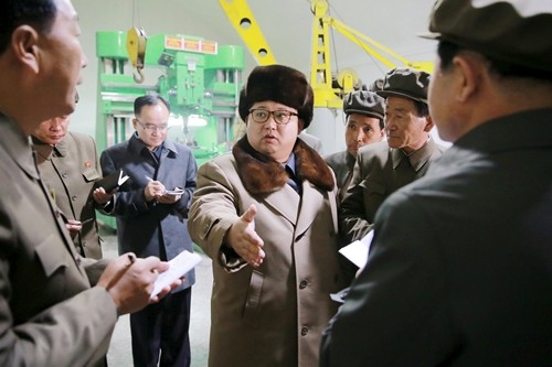 Nhà lãnh đạo Triều Tiên Kim Jong-un (giữa) phát biểu trong chuyến thăm nhà máy Sinhung, Bình Nhưỡng, ngày 1/4. 