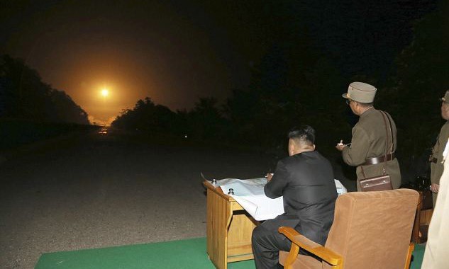Nhà lãnh đạo Triều Tiên Kim Jong-un quan sát một vụ phóng tên lửa (Ảnh KCNA/Reuters)