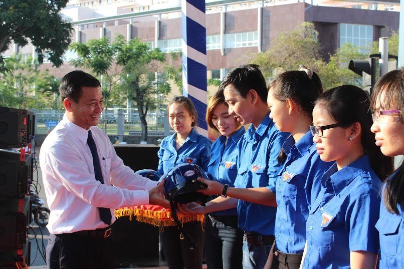Ông Đào Anh Dũng Phó Chủ tịch UBND thành phố Cần Thơ trao tặng nón bảo hiểm cho thanh niên.