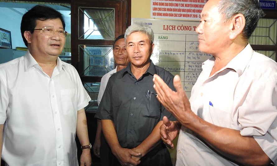 Phó Thủ tướng Trịnh Đình Dũng chia sẽ, động viên ngư dân Quảng Bình. 