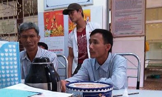 Gia đình san phụ Ly tới bệnh viện Đa khoa huyện Hà Trung để đề nghị bệnh viện có giải thích rõ ràng. Ảnh: Người lao động.