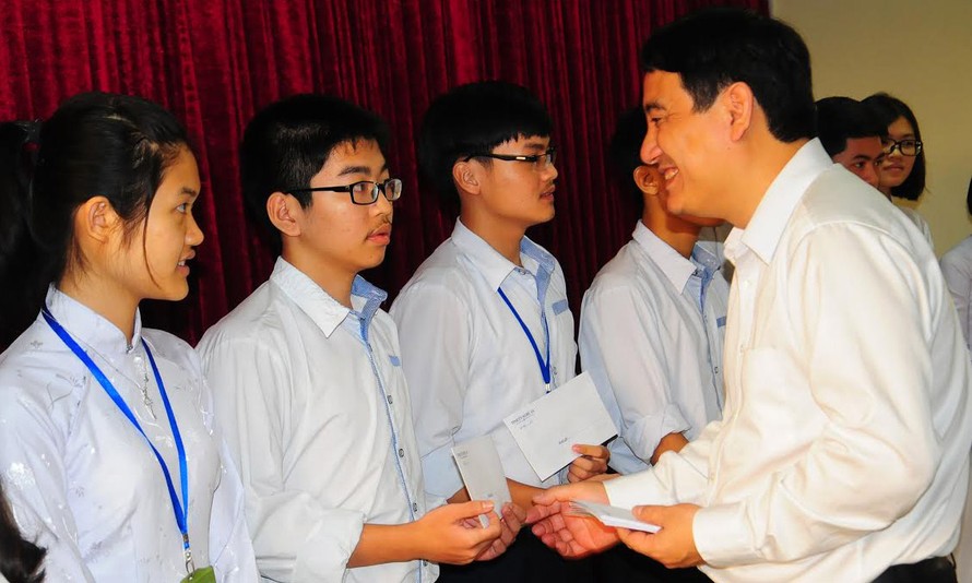 Bí thư Tỉnh ủy Nghệ An Nguyễn Đắc Vinh tặng quà các em học sinh giỏi quốc gia.