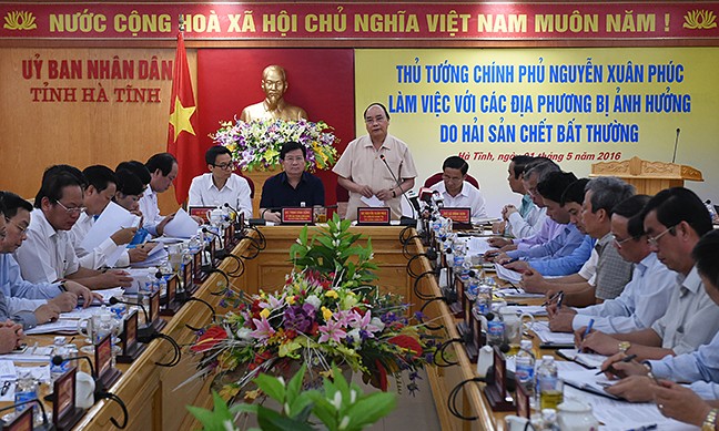 Thủ tướng Chính phủ Nguyễn Xuân Phúc làm việc với các địa phương bị ảnh hưởng do hiện tượng hải sản chết bất thường. Ảnh:VGP/Quang Hiếu