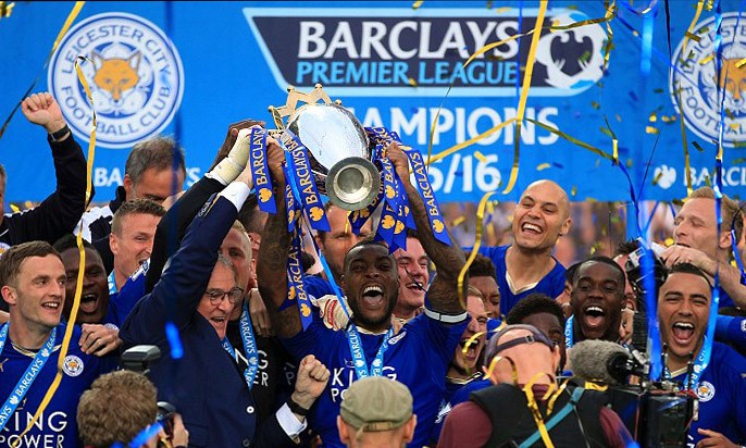 Các cầu thủ Leicester City nhận Cúp vô địch giải Ngoại hạng Anh.