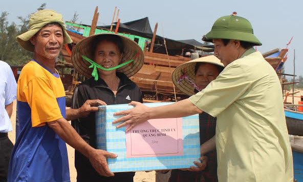 Ông Hoàng Đăng Quang (phải) tặng quà ngư dân