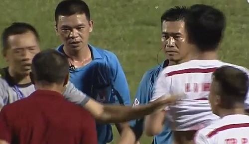 Trọng tài Hà Anh Chiến mắc sai lầm nghiêm trọng trong trận đấu giữa Thanh Hoá và Sông Lam Nghệ An. 