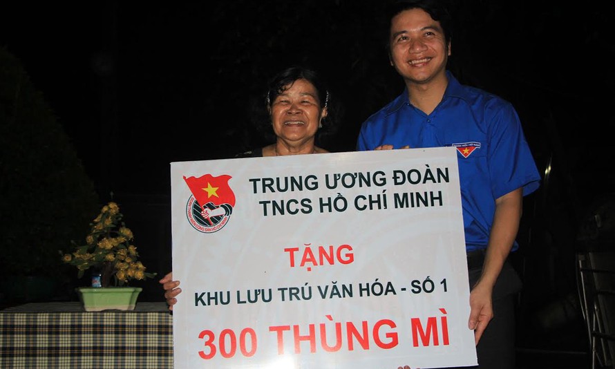 Anh Nguyễn Ngọc Lương, Trưởng ban Tuyên giáo T.Ư Đoàn, tặng bảng tượng trưng 300 thùng mỳ cho đại diện công nhân đang lưu trú tại ấp Đông, xã Thới Tam Thôn, Hóc Môn.