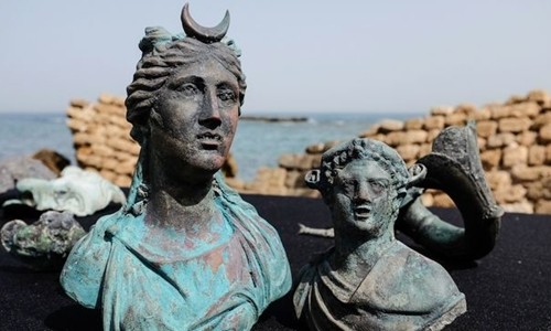 Tượng Nữ thần Mặt trăng Luna (bên trái) và tượng Nữ thần rượu Dionysus. Ảnh: Mirror