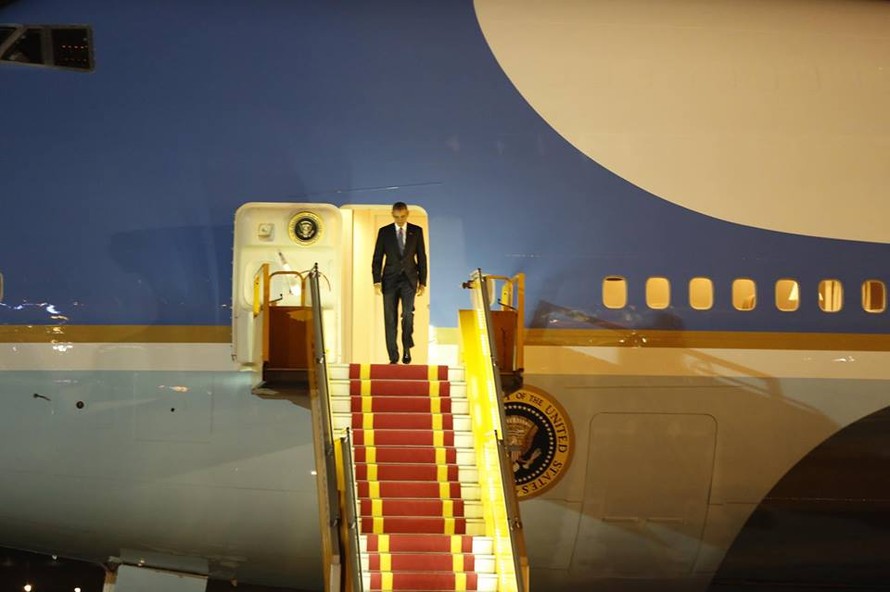Máy bay chở Tổng thống Mỹ Barack Obama hạ cánh xuống sân bay Nội Bài, sớm hơn dự định ban đầu. Ảnh: Hồng Vĩnh