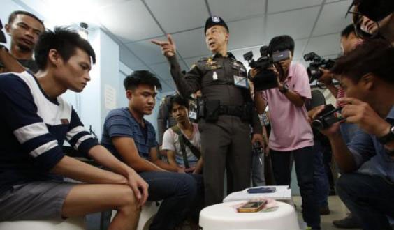 Những người bị bắt giữ và tang vật được cảnh sát Thái Lan thu giữ tại hiện trượng một ổ cá cược bóng đá chui