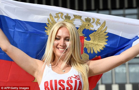 Nụ cười tỏa nắng của nữ CĐV Nga.