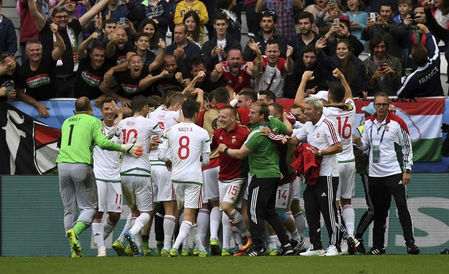 Các cầu thủ Hungary tận hưởng niềm vui chiến thắng.
