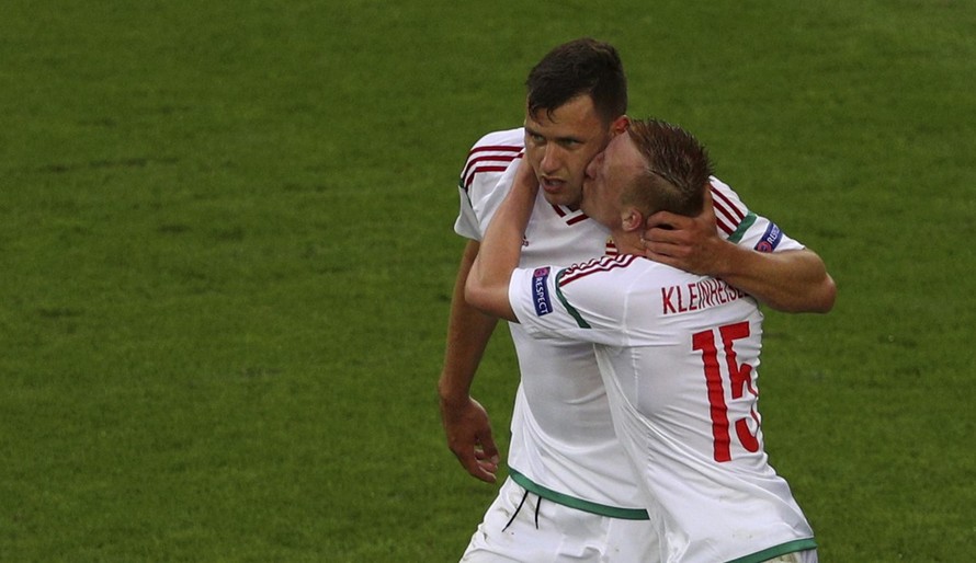 Các cầu thủ Hungary ăn mừng bàn mở tỷ số.