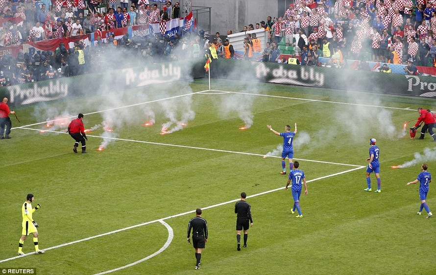 Phút 87, trận đấu giữa Croatia và CH Czech đã phải tạm dừng vì một số CĐV quá khích ném những quả pháo sáng xuống sân.