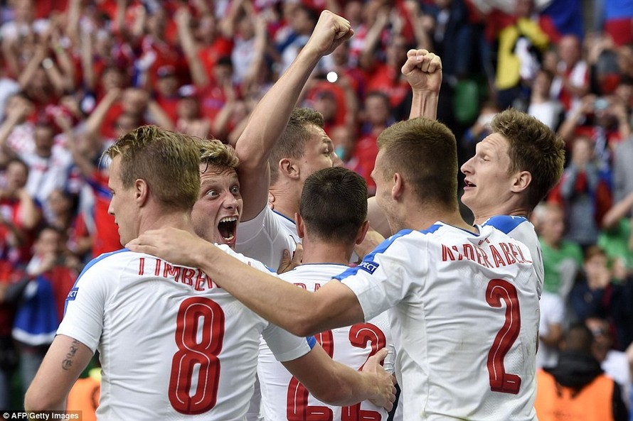 Niềm vui vô bờ của các cầu thủ CH Czech với bàn gỡ hòa ở phút bù giờ.