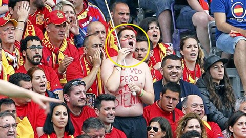 CĐV mù cổ vũ cuồng nhiệt cho đội tuyển Tây Ban Nha
