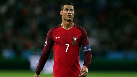Ronaldo đá hỏng penalty vì CĐV Áo liên tục gọi tên... Messi