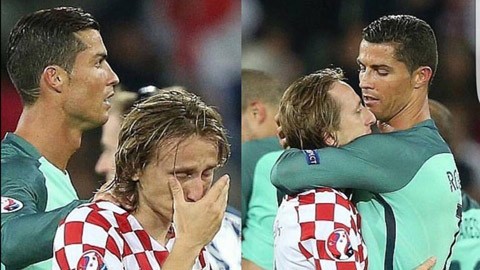 Cristiano Ronaldo ôm lấy Modric khi tuyển thủ Croatia đang khóc như mưa.