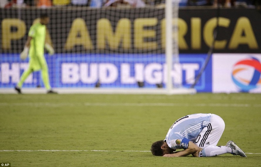 Messi đổ gục xuống sân sau khi sút hỏng loạt luân lưu.