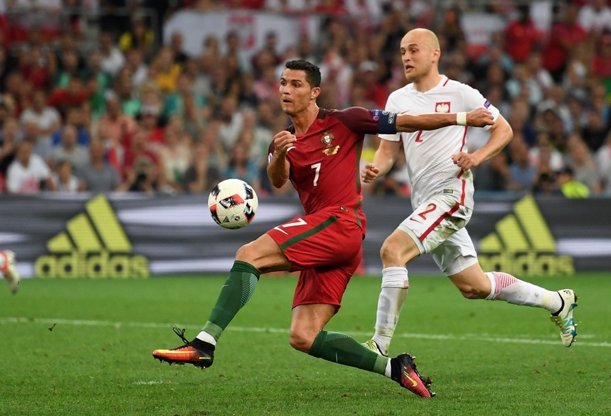 Ronaldo nói gì sau khi 'quay xổ số' với Ba Lan?