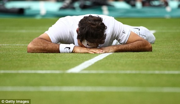 "Tàu tốc hành" Roger Federer đã phải dừng ở bán kết Wimbledon.