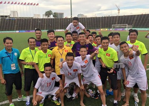 Thầy trò HLV Đinh Thế Nam ăn mừng chiến thắng đậm trước U16 Myanmar. Ảnh: Lưu Danh Minh