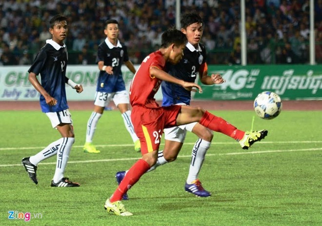 U16 Việt Nam (áo đỏ) vượt qua chủ nhà U16 Campuchia ở trận bán kết. Ảnh: Zing