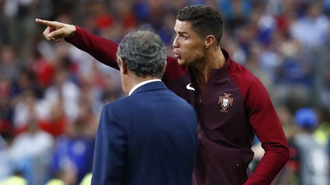Mourinho chỉ trích Ronaldo vì hành xử như HLV