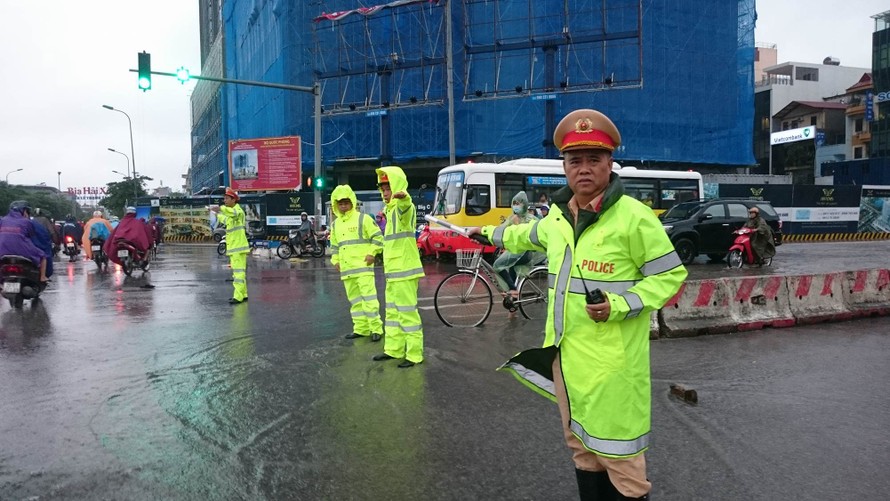 Lực lượng CSGT Hà Nội có mặt tại 351 điểm có nguy cơ ngập úng để ứng trực, phân luồng giao thông. Ảnh Nguyễn Hoàn