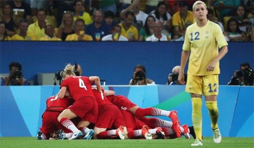 Các cầu thủ Đức (đỏ) chia vui sau một bàn thắng vào lưới Thụy Điển. Ảnh: Reuters