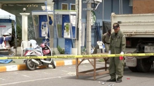 Nhân viên phá bom tại hiện trường một vụ nổ ở huyện Hua Hin. Ảnh: Reuters