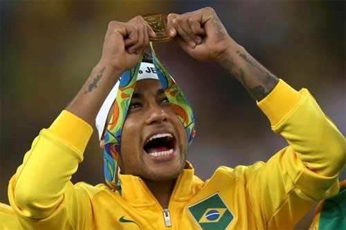 Neymar phấn khích sau khi cùng đội Olympic Brazil đăng quang. Ảnh: Reuters. 