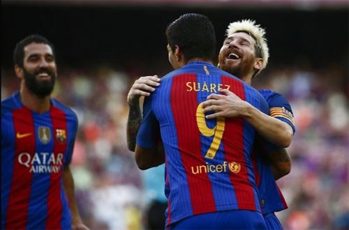 Arda Turan, Suarez và Messi chung sức tạo nên cơn mưa bàn. Ảnh: Reuters.