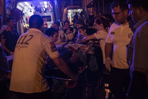 Nhân viên cứu hộ đưa một người đàn ông bị thương trong đám cưới bị đánh bom ở Gaziantep, Thổ Nhĩ Kỳ, đến bệnh viện. Ảnh: AFP. 