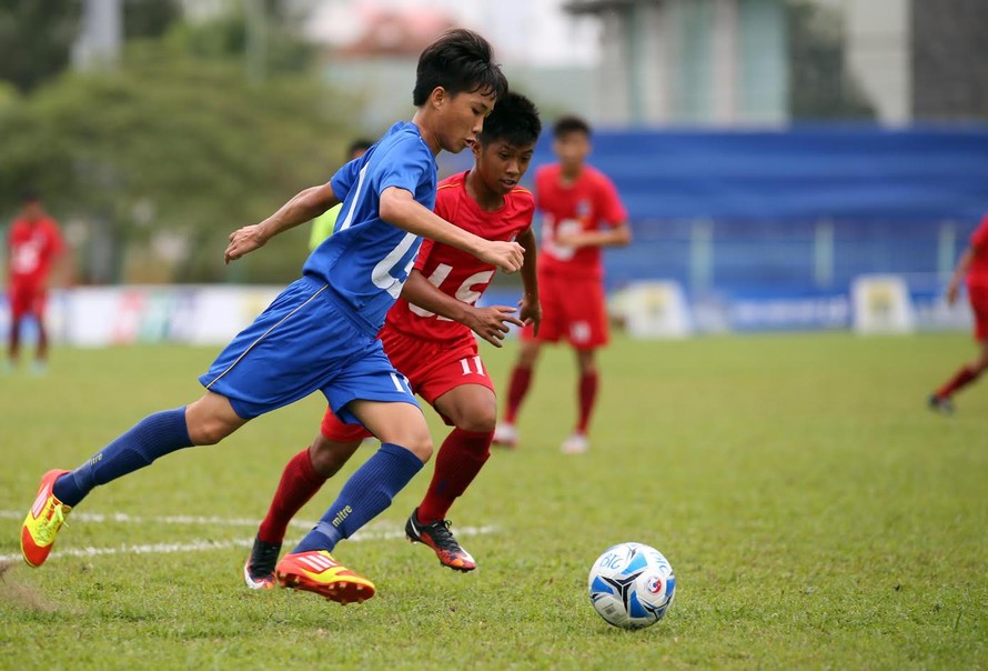 Ở trận khai mạc, An Giang (áo xanh) đã giành chiến thắng 3-1 trước TP.HCM.
