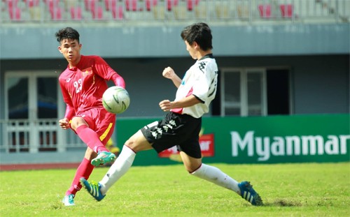 U19 Việt Nam (đỏ) chật vật giành một điểm trước đối thủ trẻ hơn. Ảnh: MFF. 