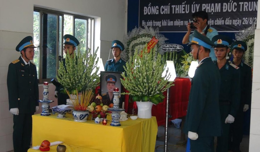 Lễ tang học viên phi công Phạm Đức Trung được tổ chức trang trọng theo nghi thức lễ tang quân đội.